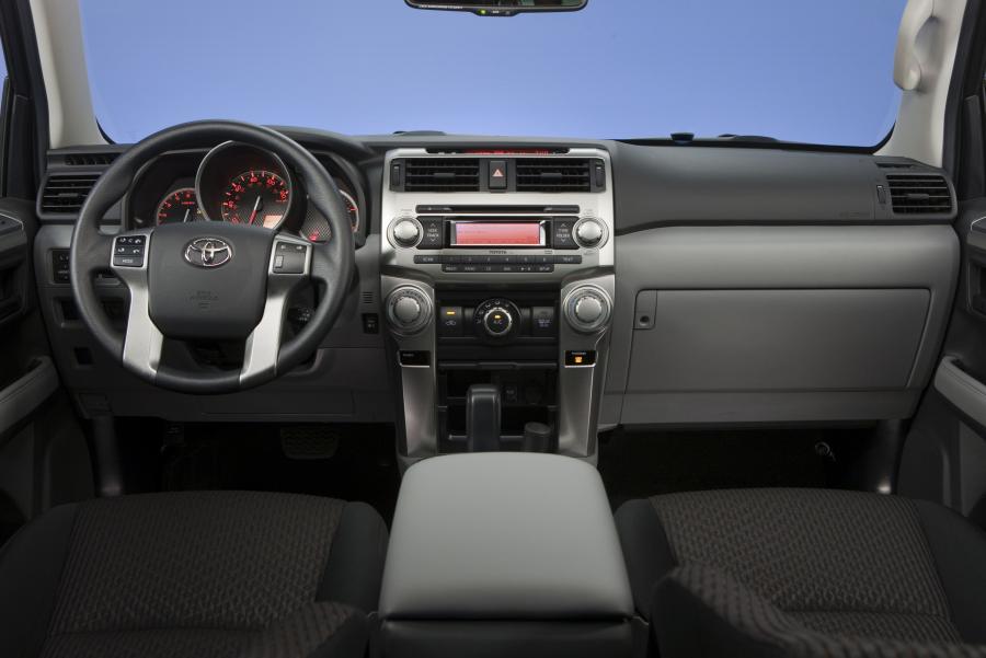  Toyota 4Runner 2010 года  (фото 37 из 84)
